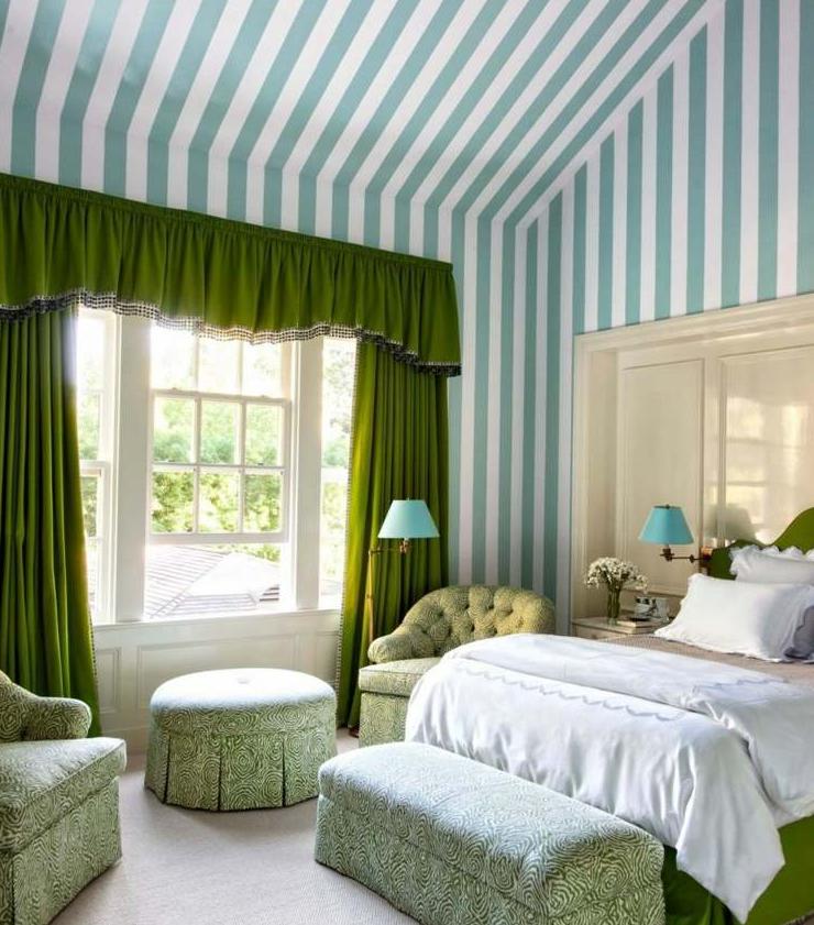 Какие шторы к зеленым обоям. Спальня с зелеными шторами. Зелёные шторы в интерьере. Спальня в зеленых тонах.