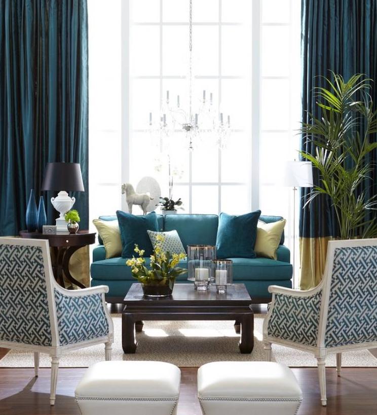 Тяжелые шторы в гостиной потрясающего синего цвета