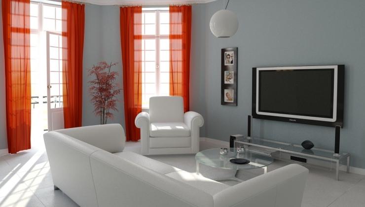 Минималистичный интерьер гостиной с оранжевыми шторами в качестве цветового акцента
