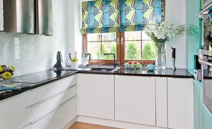 Римские шторы как стильное украшение окна на кухне 